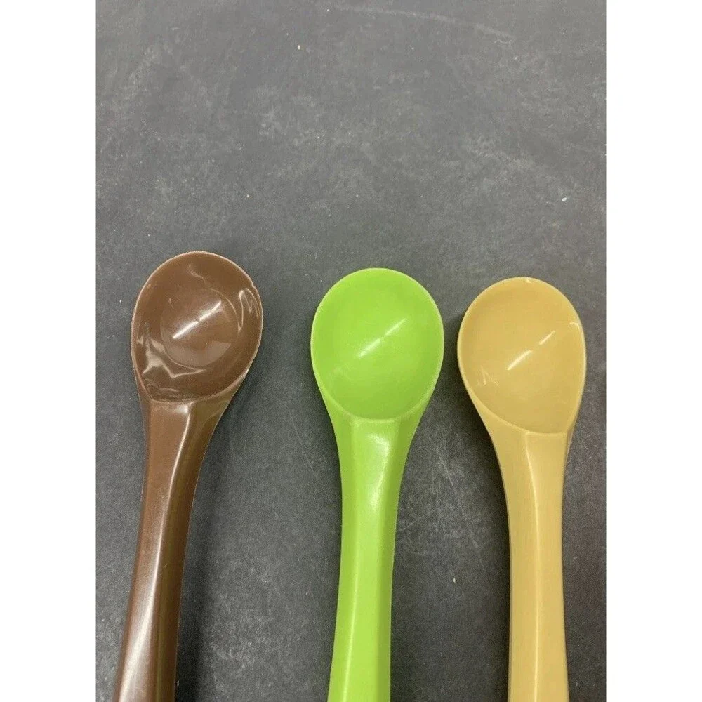 VINTAGE Rubbermaid Plastic Ice Cream Scoop